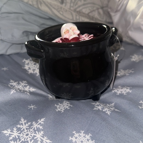 Cauldron Red Candle with melting skeleton - Picture 2 of 5
